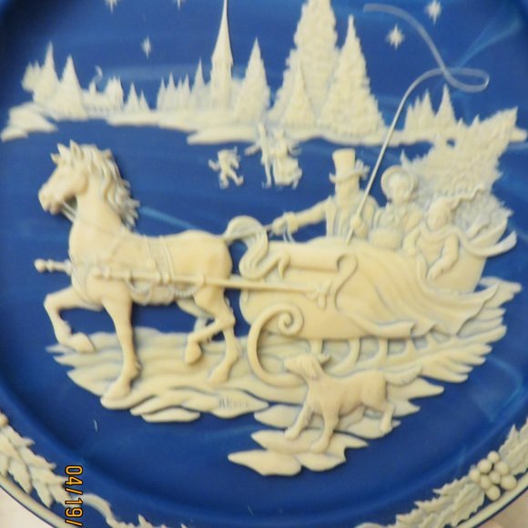 NEW! BEAUTIFUL Cameo Collectible Plate "Home with the Tree" -R Akers - Picture 2 of 5
